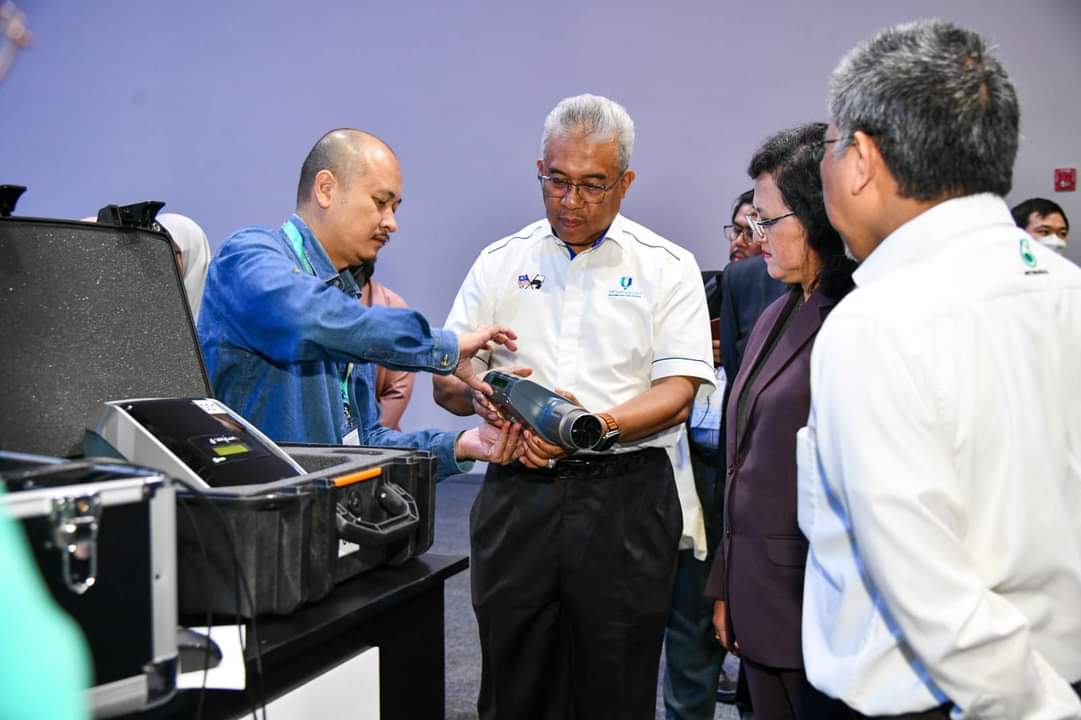 Produk komersial Penyelidik FTKEE UMP dipamerkan pada Program Petronas Collaboration With Higher Education Strategic Initiatives (CHESS) Symposium 2023
