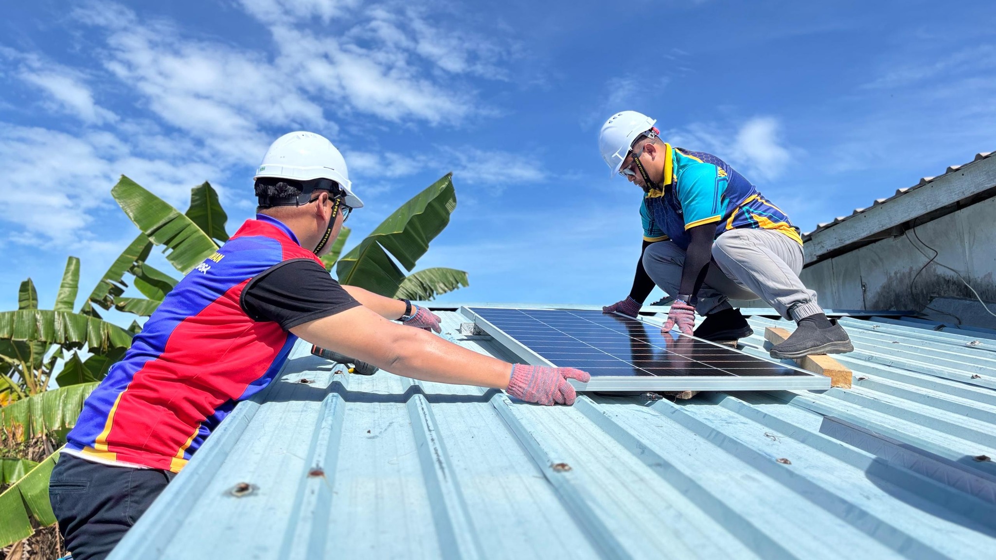Sukarelawan FTKEE Terlibat Sesi Pemasangan Sistem Tenaga Solar – Kluster Teknologi Mendokong SDG